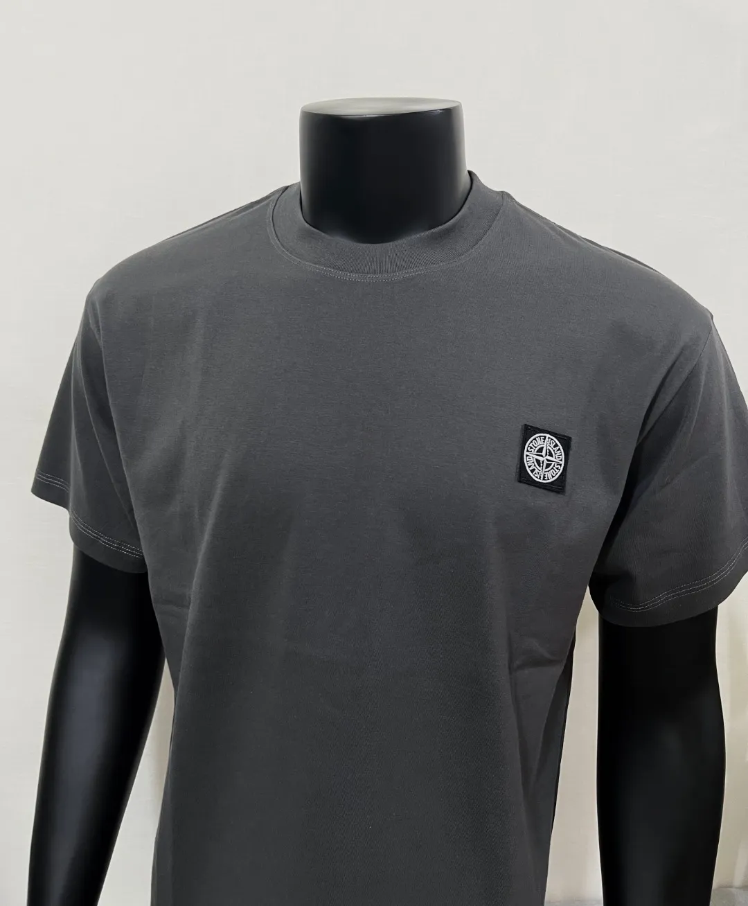 P140 STONE ISLAND top version, differentiated currency, 2025ss official website synchronization, embroidered small label LOGO short-sleeved T-shirt, 64 counts, high density 240g double yarn pure cotton, imported machine embroidered small label, embroidered letters are clean and neat, supports NFC scanning code to enter GW, YB ready-to-wear fabric collar hemming, shoulder bone and tight thread It will not deform after being worn for a long time. It has been washed with high temperature for 4 times. It does not fade, shrink or pill. It is comfortable and stretchable. It is a must-have wardrobe item. Same style for men and women. Five colors: lilac gray, dark gray, white, black, copper brown. Size: XS-L. Maximum L can wear 200 pounds.